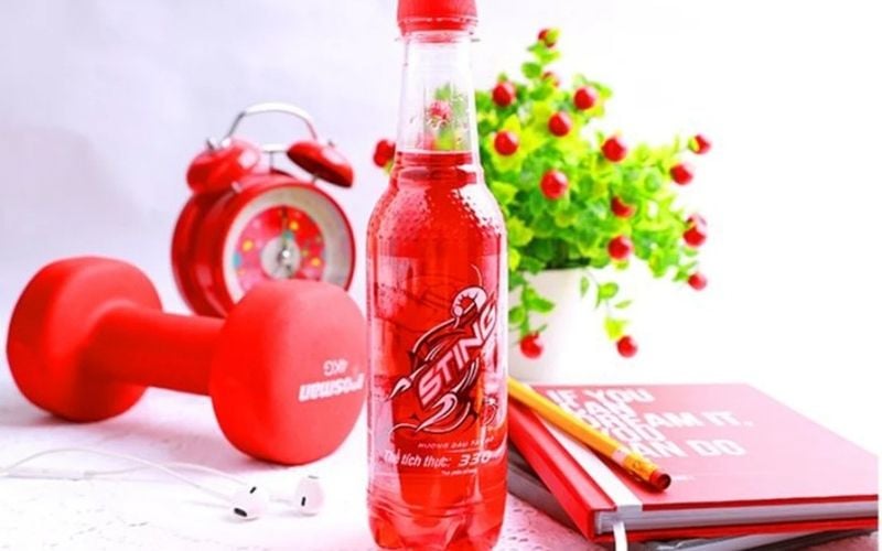 Sting dâu 330ml nổi bật với hương dâu tây dịu ngọt và gas nhẹ sảng khoái 